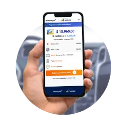 Mano sosteniendo un celular y accediendo a la página del sitio web de Moura Ya