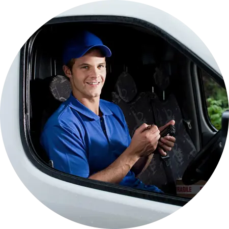 Repartidor en moto camino al punto de entrega