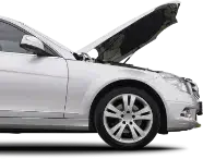 Auto parado con el capot abierto